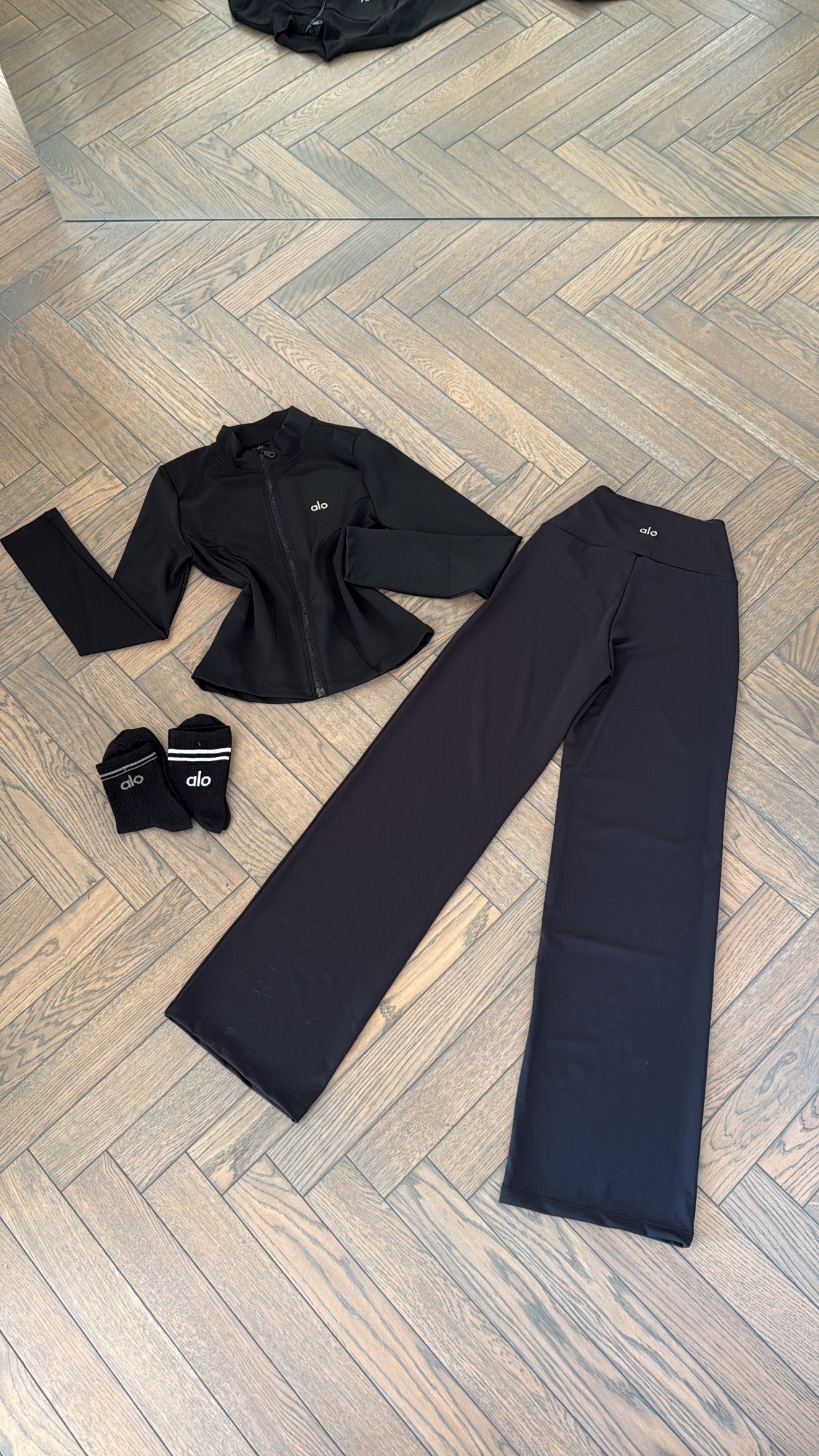 Alo set- black bbl jacket+leggings+crop top+socks